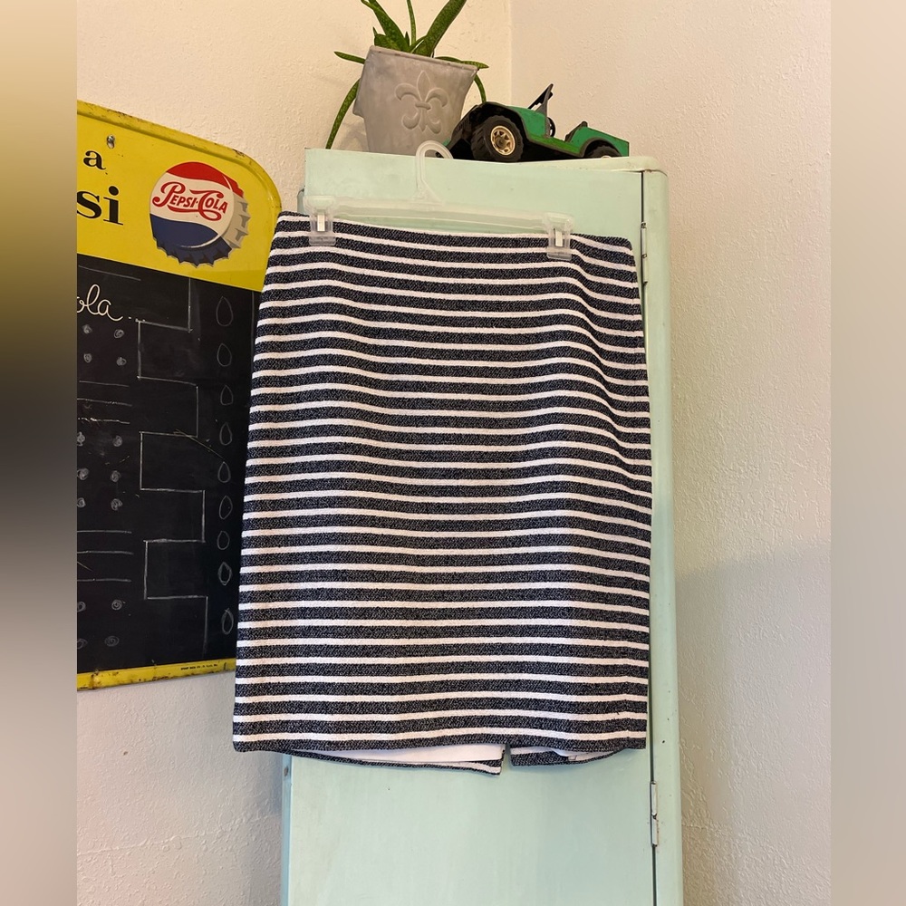 Ann Taylor Mid Length Skirt, Size 6